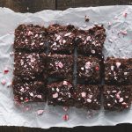 Brownies au chocolat à la menthe poivrée sur une feuille de papier.