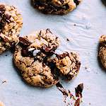 Biscuits aux pépites de chocolat avec une bouchée retirée d'eux.